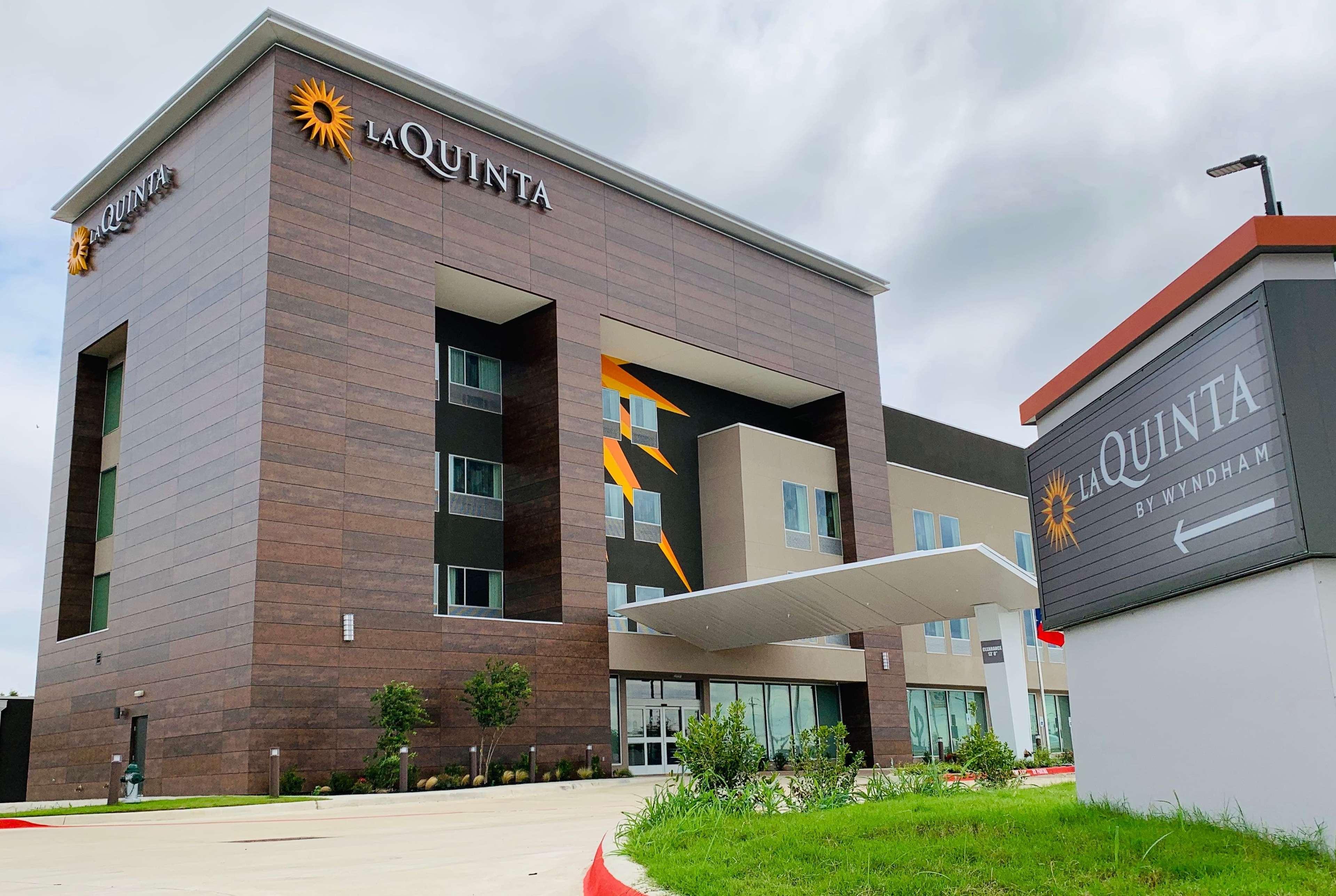 La Quinta Inn & Suites By Wyndham - Red Oak Tx Ih-35E Eksteriør billede