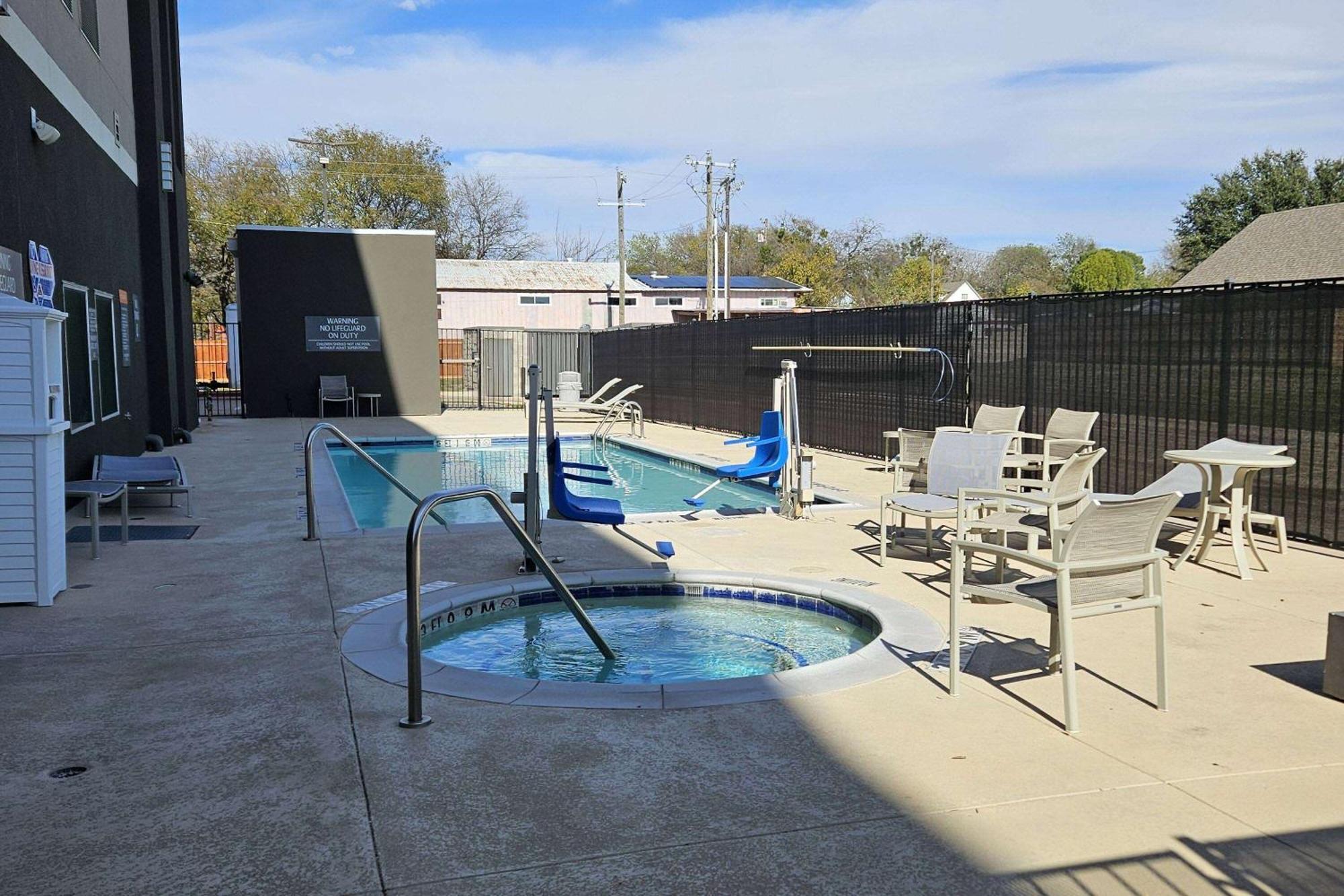 La Quinta Inn & Suites By Wyndham - Red Oak Tx Ih-35E Eksteriør billede
