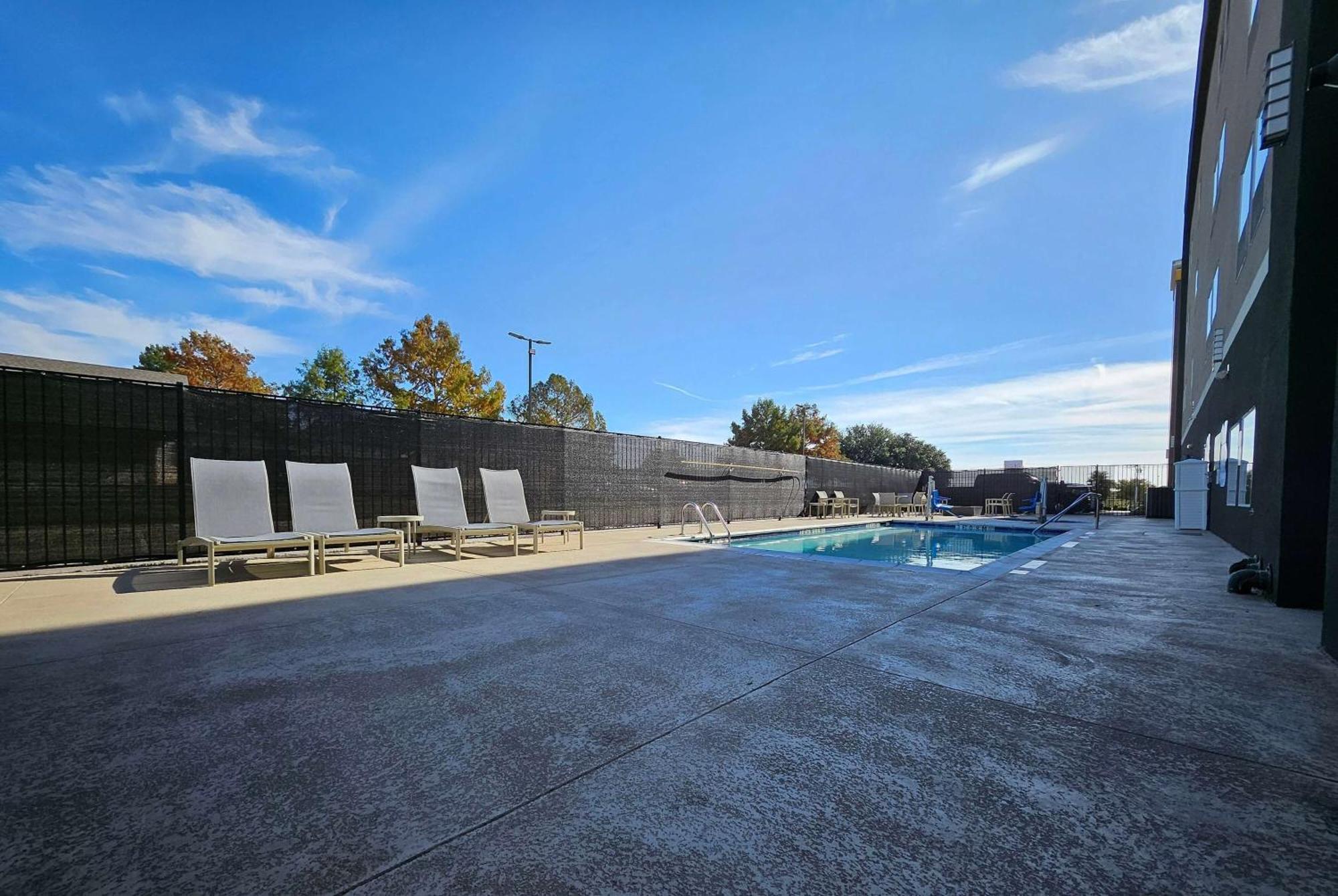 La Quinta Inn & Suites By Wyndham - Red Oak Tx Ih-35E Eksteriør billede