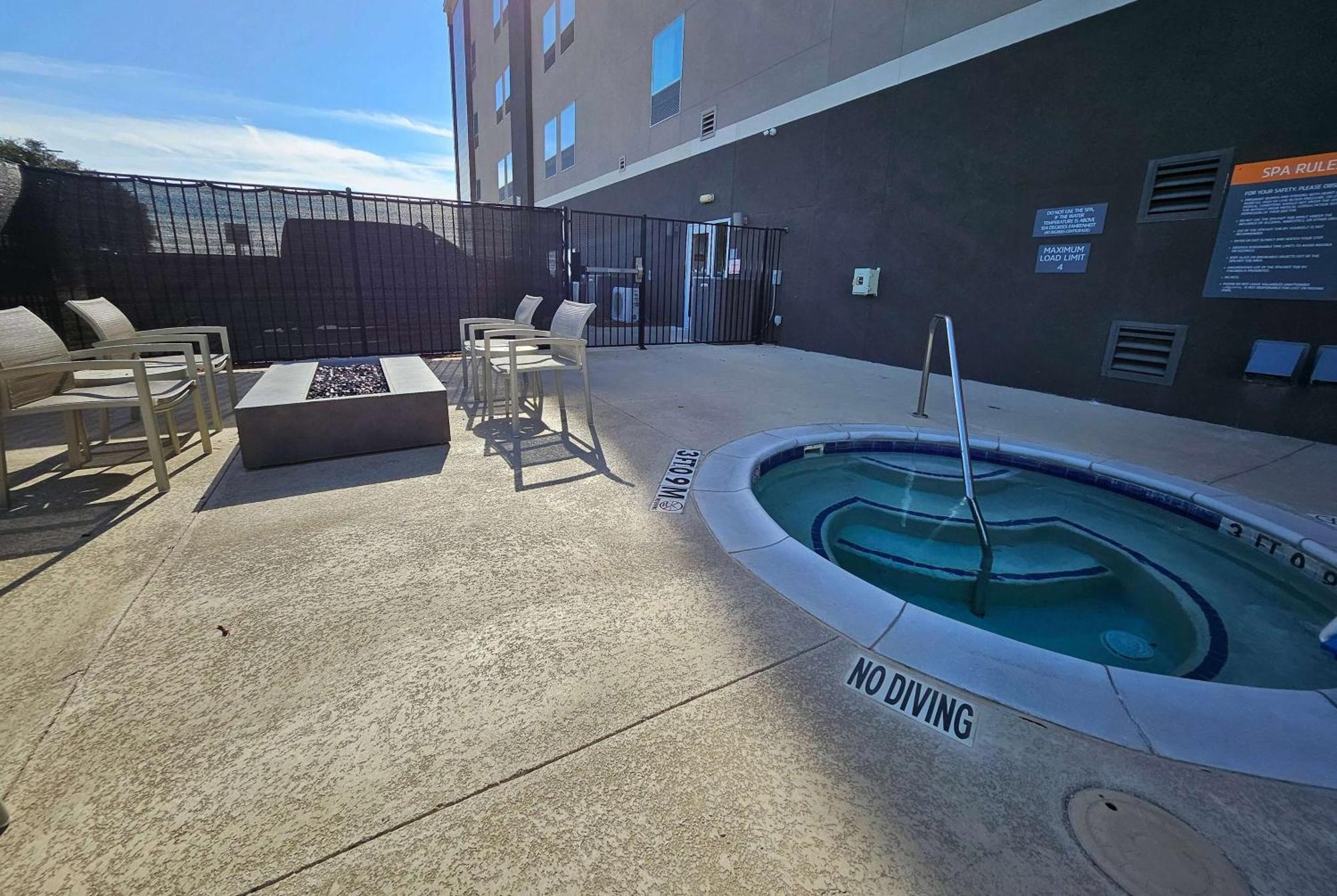 La Quinta Inn & Suites By Wyndham - Red Oak Tx Ih-35E Eksteriør billede